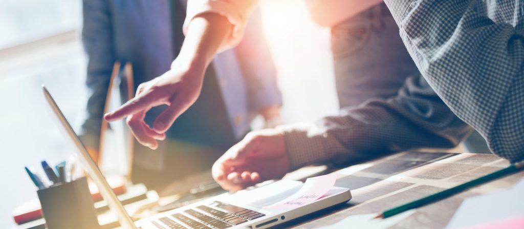 Schmuckbild: Zusammenarbeit von Menschen am Laptop