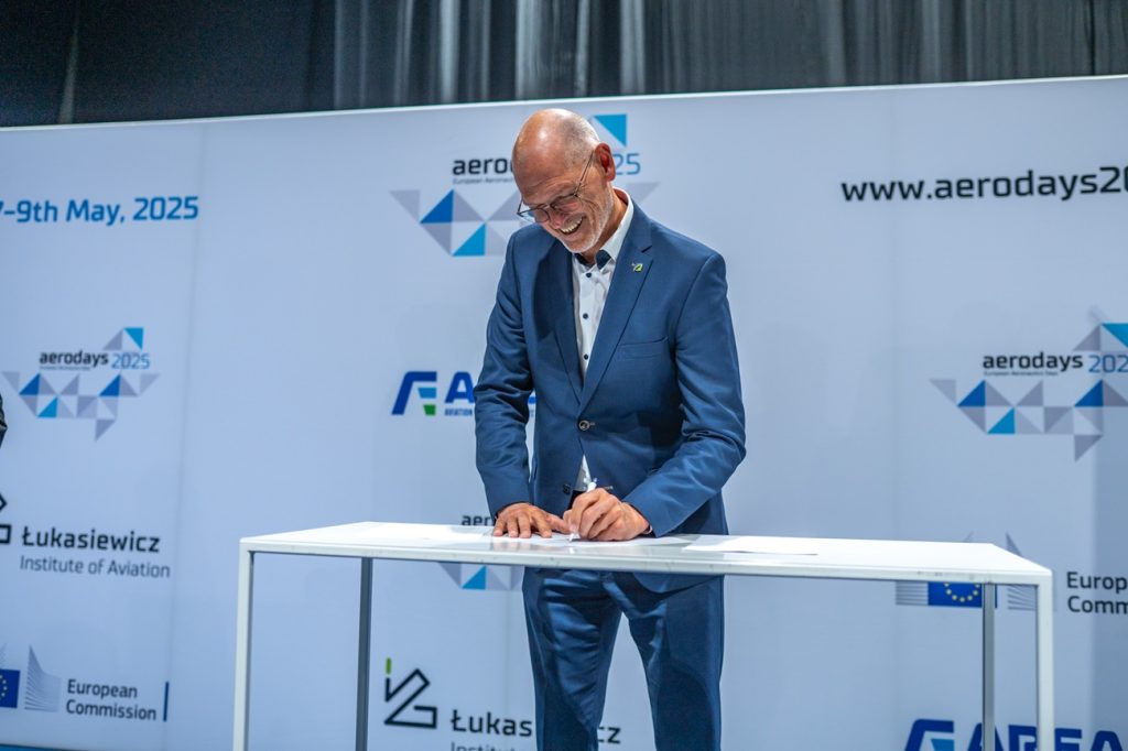 Ron van Manen (Luchtvaart in Transitie, Niederlande) bei der Unterzeichnung des AREANA Synergy Memorandum of Understanding