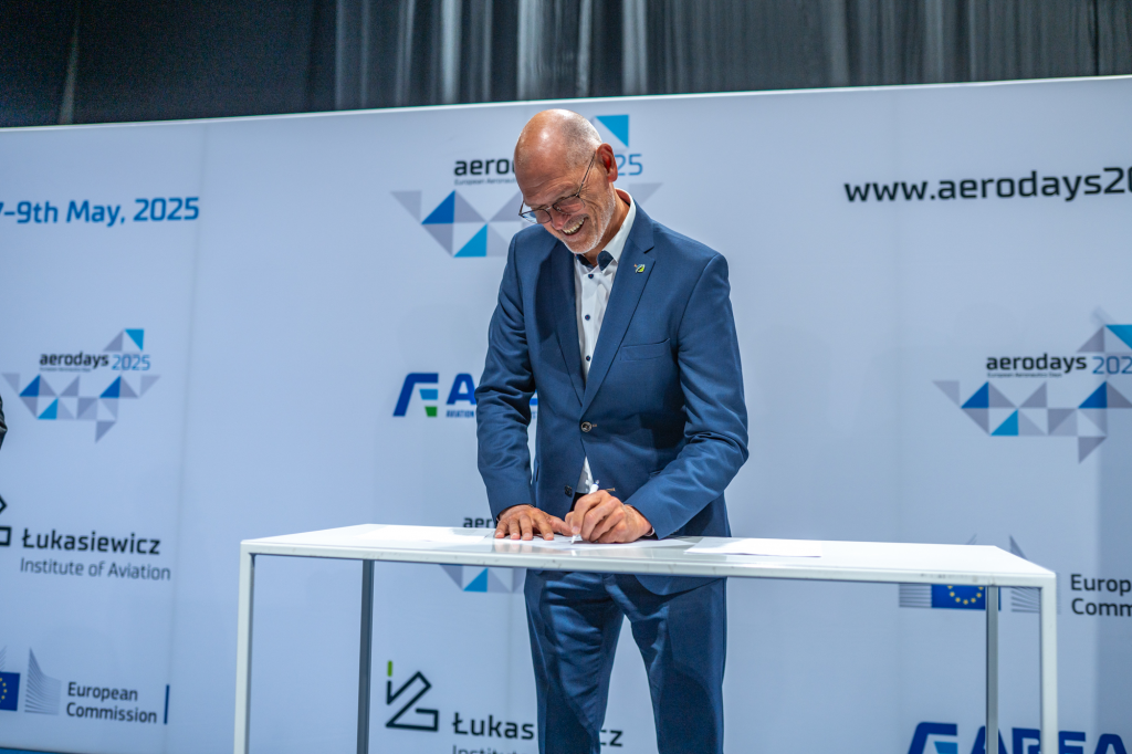 Ron van Manen (Luchtvaart in Transitie, Niederlande) bei der Unterzeichnung des AREANA Synergy Memorandum of Understanding