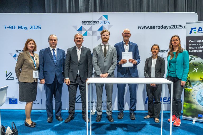 Gruppenbild der Vertreterinnen und Vertreter unterzeichnender Organisationen, v.l.n.r.: Beatrice Păduroiu und Viorel Vulturescu (Autoritatea Natională pentru Cercetare, Rumänien), Hartwig Hagena (DLR, Deutschland), Tim Baars (Ministerie of Infrastructuur en Waterstaat, Niederlande), Ron van Manen (Luchtvaart in Transitie, Niederlande), Vera Eichberger (Österreichische Forschungsförderungsgesellschaft), Ingrid Kernstock (Bundesministerium für Innovation, Mobilität und Infrastruktur, Österreich)