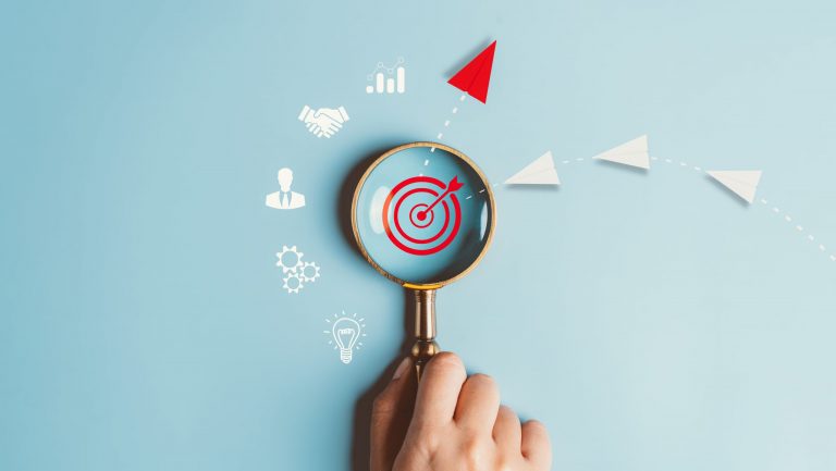 Schmuckbild: Lupe mit Symbolen zur Förderung