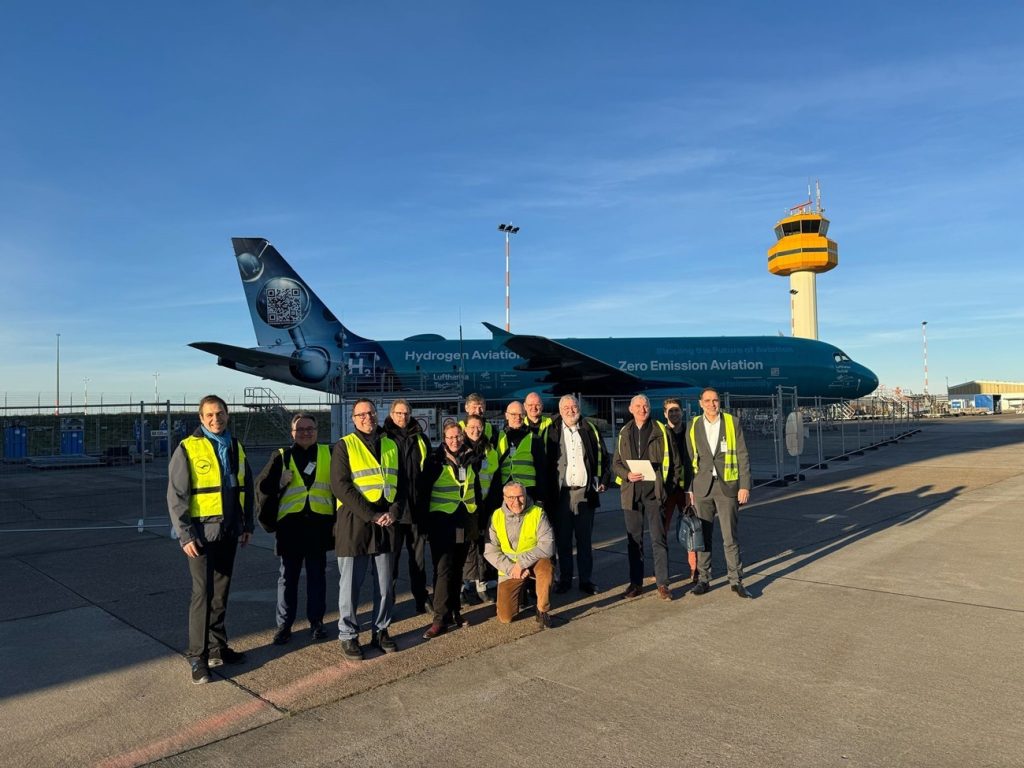 Vertreterinnen und Vertreter des BMWE und des PT-LF beim Besuch von Lufthansa Technik