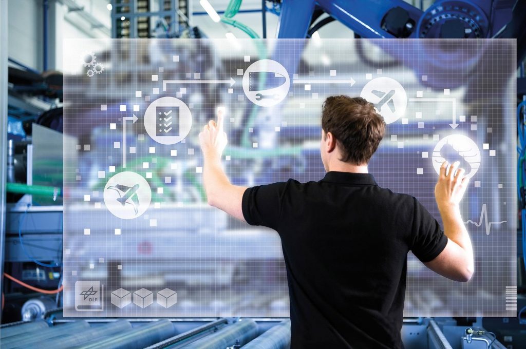 Schmuckbild: Person vor einer holografischen Projektion