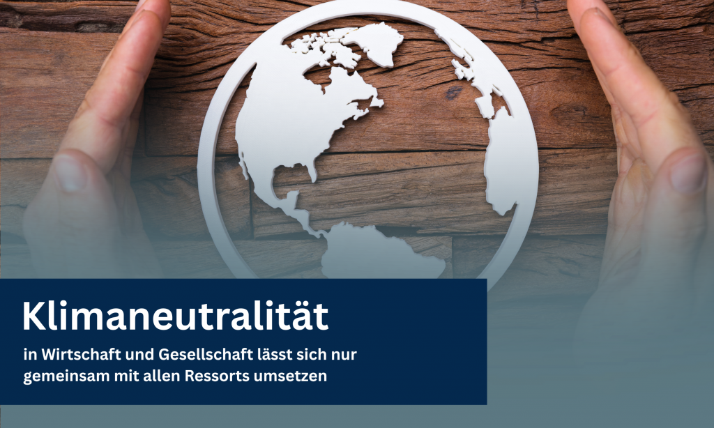 Schmuckbild Klimaneutralität: Weltkugel, die von Händen eingerahmt wird