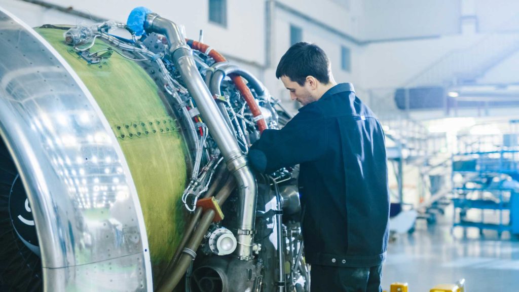 Mechaniker bei der Arbeit an einer Turbine