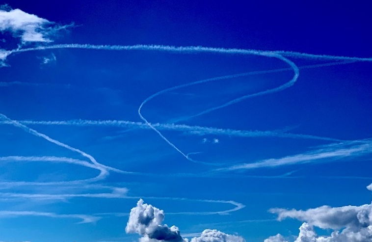 Kondensstreifen und Wolken am Himmel