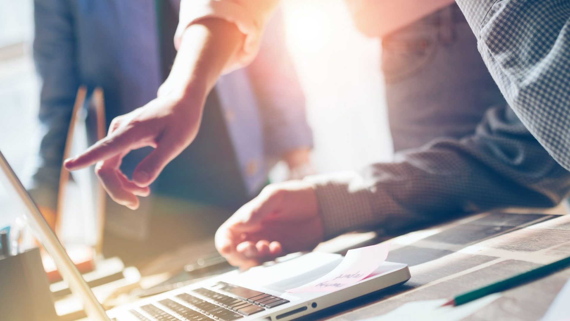 Schmuckbild: Zusammenarbeit von Menschen am Laptop